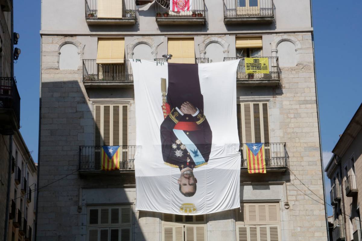Imatge de Felip VI cap per avall penjada al costat de l`Ajuntament de Girona