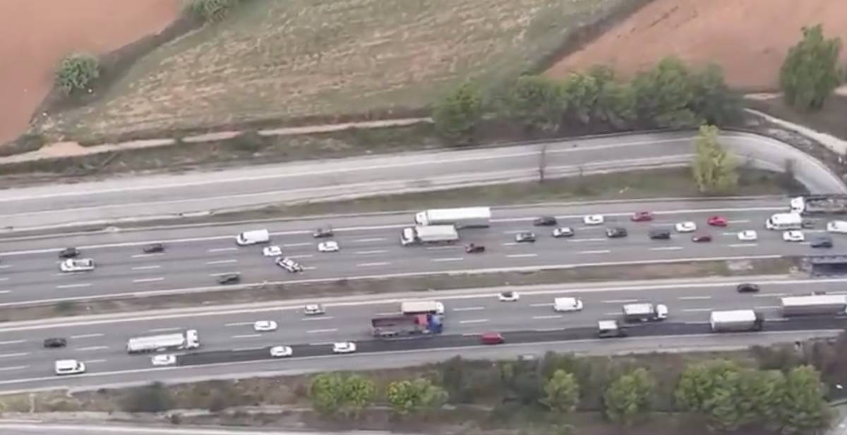 Un accident provoca cues a l'AP-7