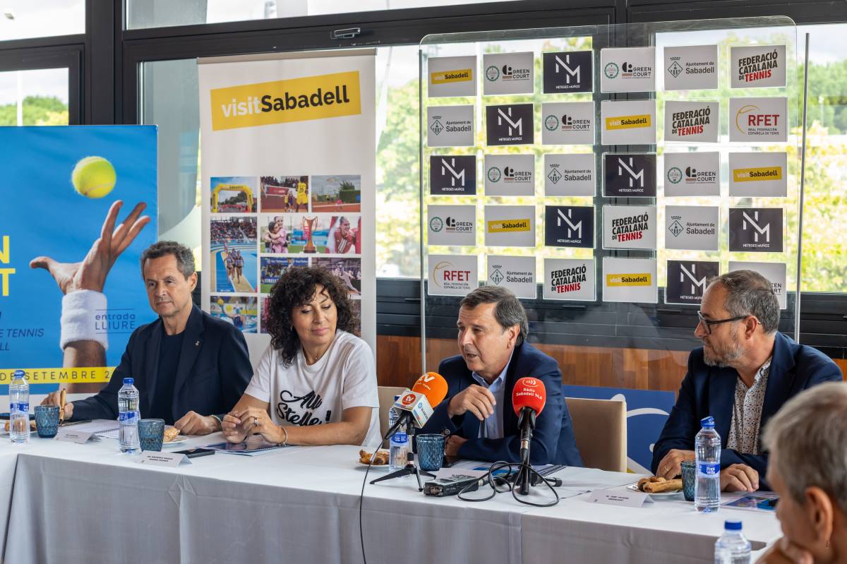 La taula d`autoritats, amb August Serra al centre, durant la presentació de l`Open - Juanma Peláez La taula d`autoritats, amb August Serra al centre, durant la presentació de l`Open