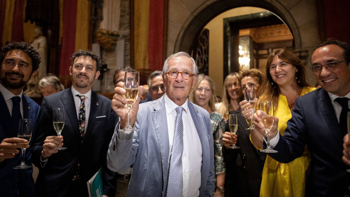 Xavier Trias brinda amb els seus companys de Junts, el dia de la seu comiat l'Ajuntament de Barcelona - Hugo Fernández