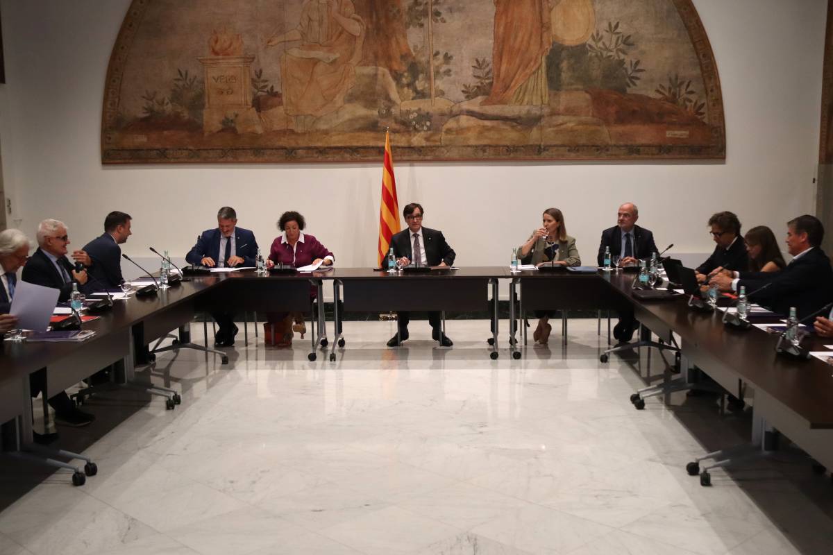 Illa s'envolta de patronals i sindicats per reclamar a Madrid més concrecions amb el finançament