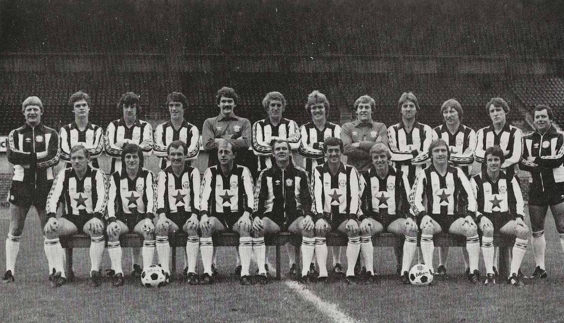 La plantilla del Newcastle United de la temporada 1980-81, la primera en què l’equip va lluir la publicitat de Newcastle Breweries