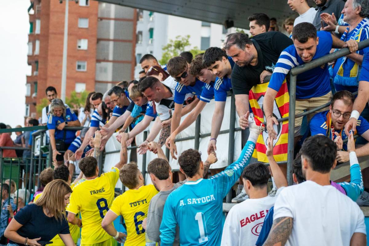 Afeccionats del Lleida CF saludant els jugadors - Lleida CF