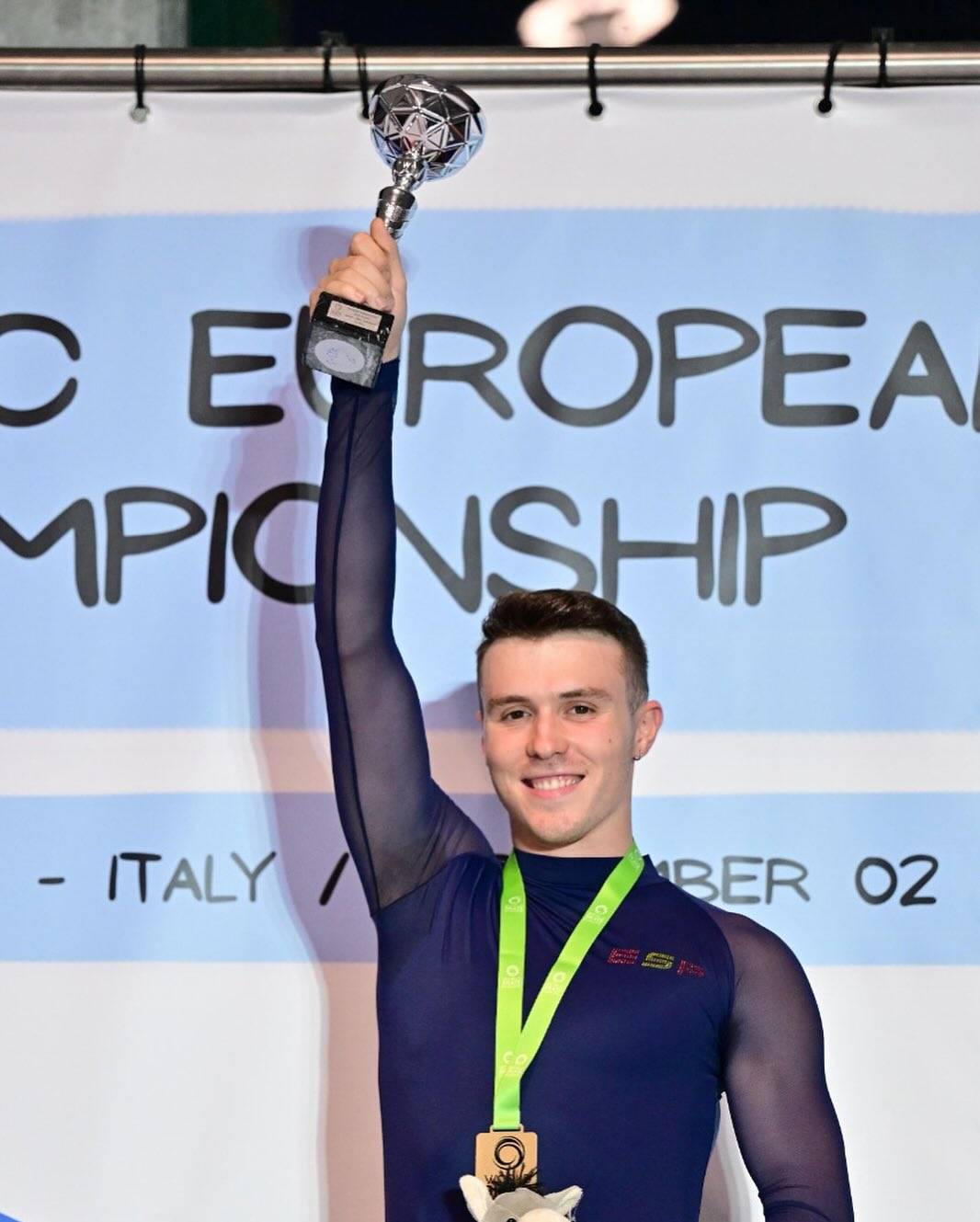 El patinador del Club Egara, amb el trofeu de campió d'Europa - 