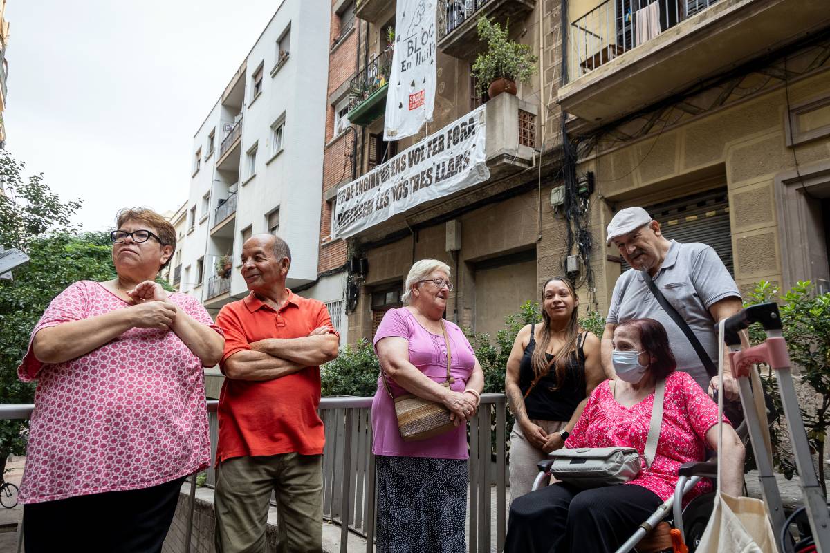 Una finca de llogaters al Poble-sec es rebel·la contra la nova propietat: «Ens volen expulsar»