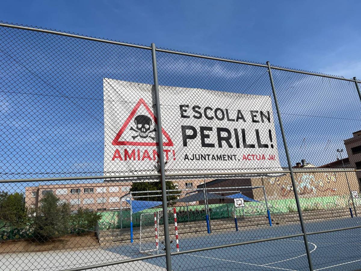 Les famílies han penjat recentment una pancarta al pati de l`escola