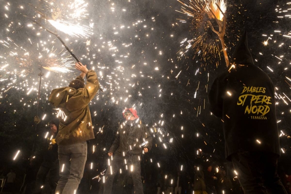 Els Diables de Sant Pere Nord sumen una nova bèstia de foc a Terrassa