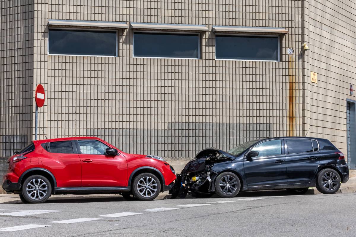 Toc d’atenció del síndic a tallers que reparen cotxes al carrer