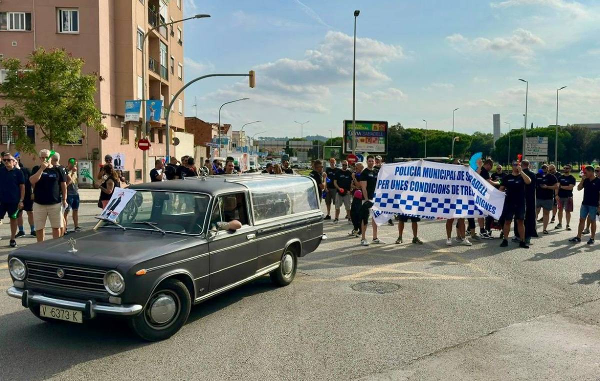 El cotxe fúnebre en la protesta d'agents de la Policia Municipal de Sabadell - Cedida
