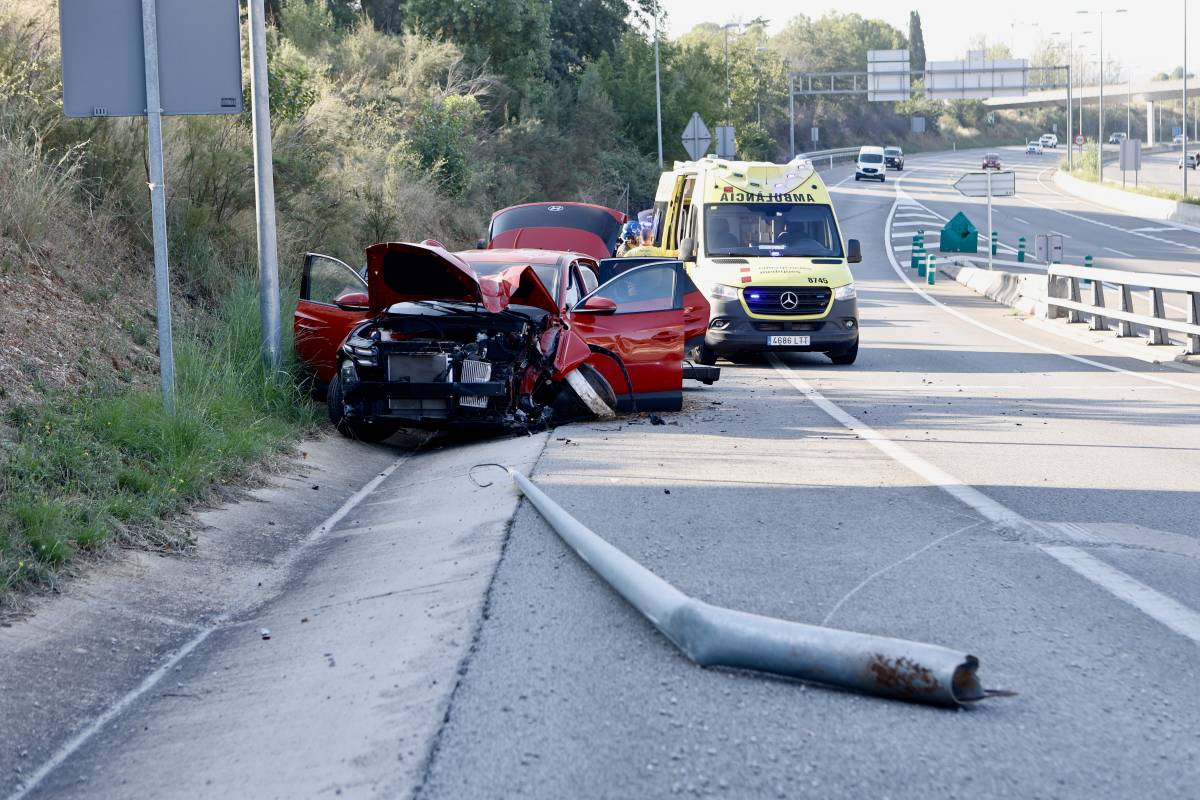 Un aparatós xoc d'un cotxe amb la barrera de seguretat deixa una persona ferida a Sabadell