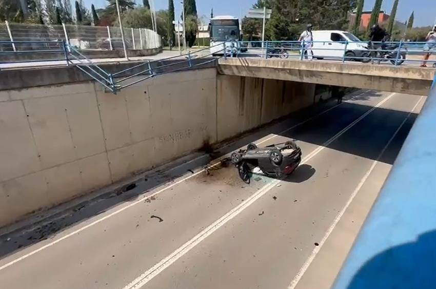 Un cotxe cau per un pont de quatre metres a Sant Cugat