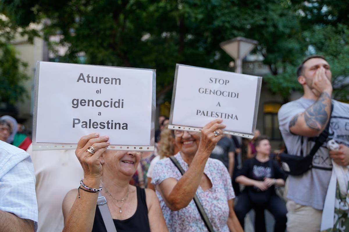 FOTOS | Unes 200 persones exigeixen que s'aturi la guerra a Gaza