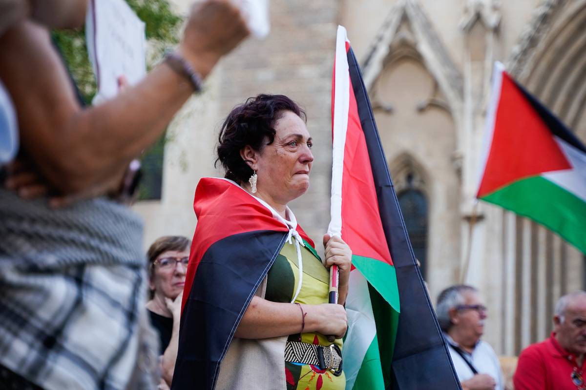 FOTOS | Unes 200 persones exigeixen que s'aturi la guerra a Palestina