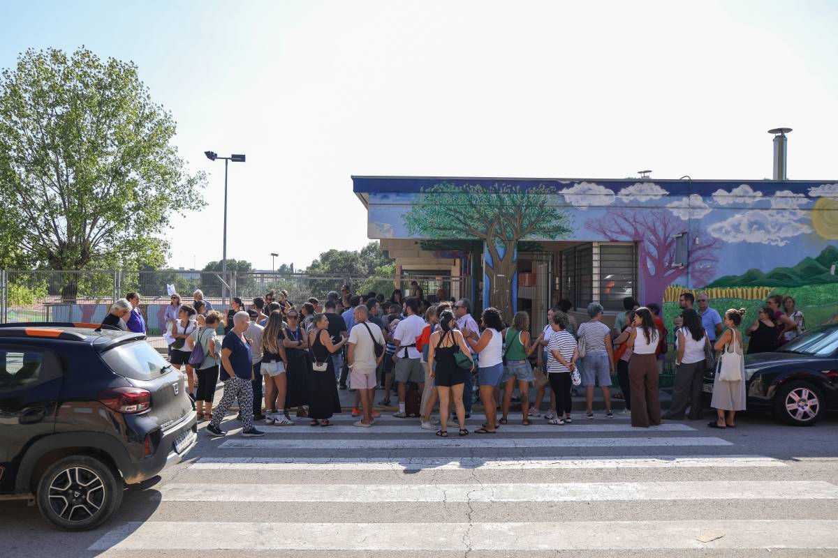 Acumulació de famílies a la porta de l`Escola Bellaterra - Victor Castillo Acumulació de famílies a la porta de l`Escola Bellaterra