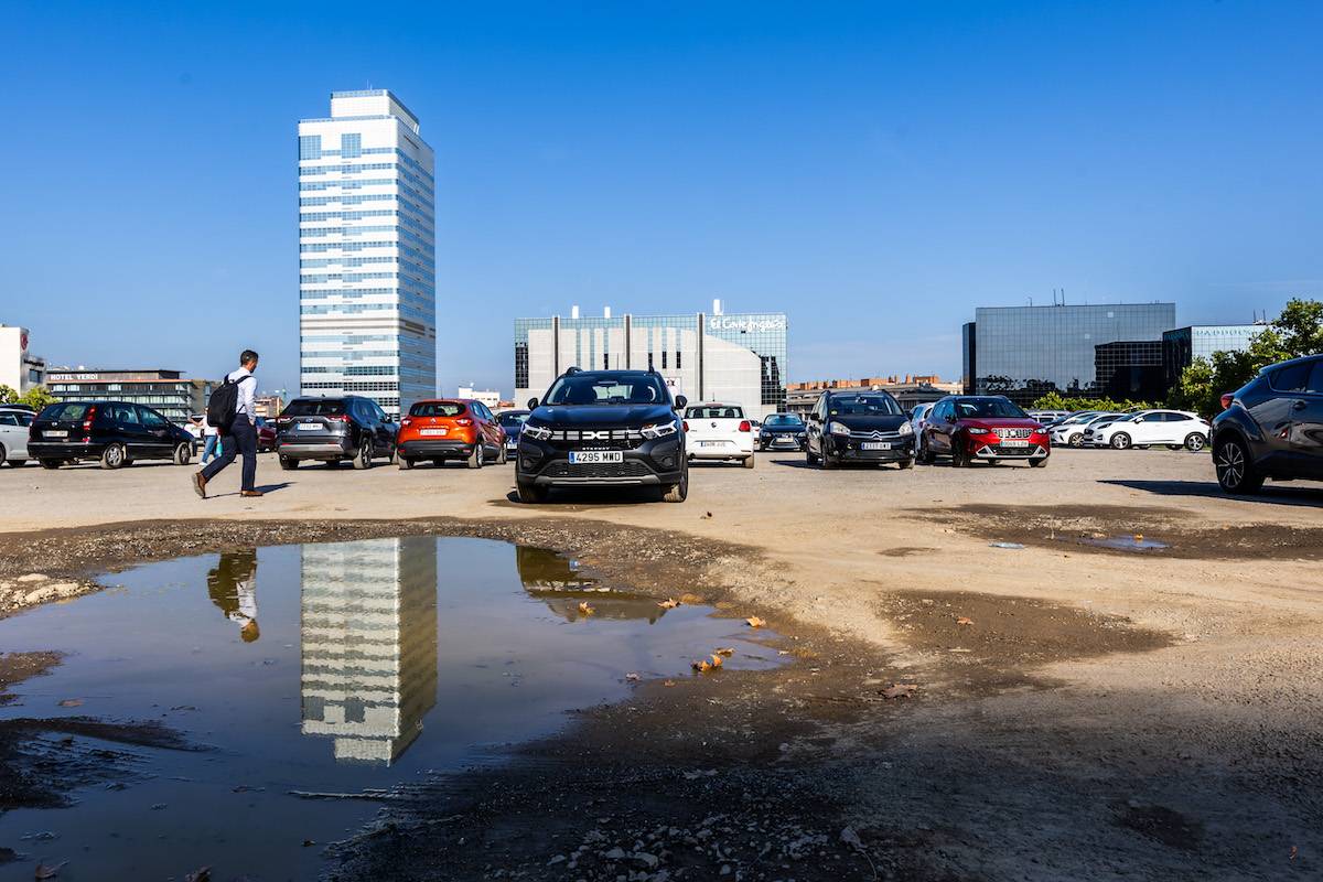 L'aparcament de sorra de l'Eix Macià, una aventura diària: "Estaria millor asfaltat"
