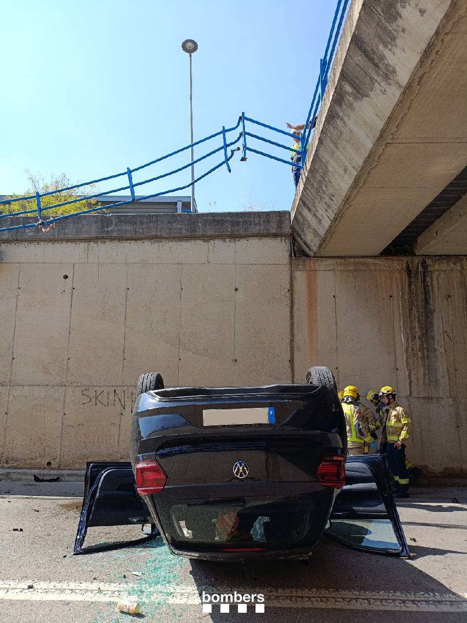 Cau un cotxe per un pont de Sant Cugat - Bombers Cau un cotxe per un pont de Sant Cugat