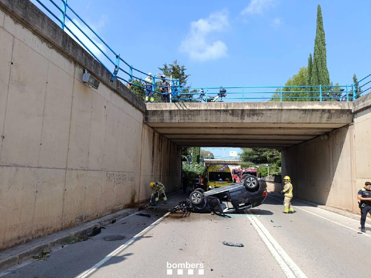 Cau un cotxe per un pont de Sant Cugat - Bombers Cau un cotxe per un pont de Sant Cugat