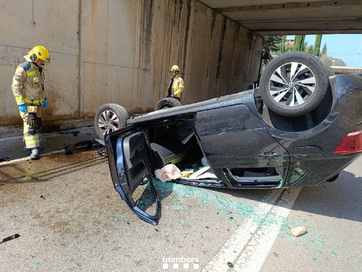 Cau un cotxe per un pont de Sant Cugat - Bombers Cau un cotxe per un pont de Sant Cugat