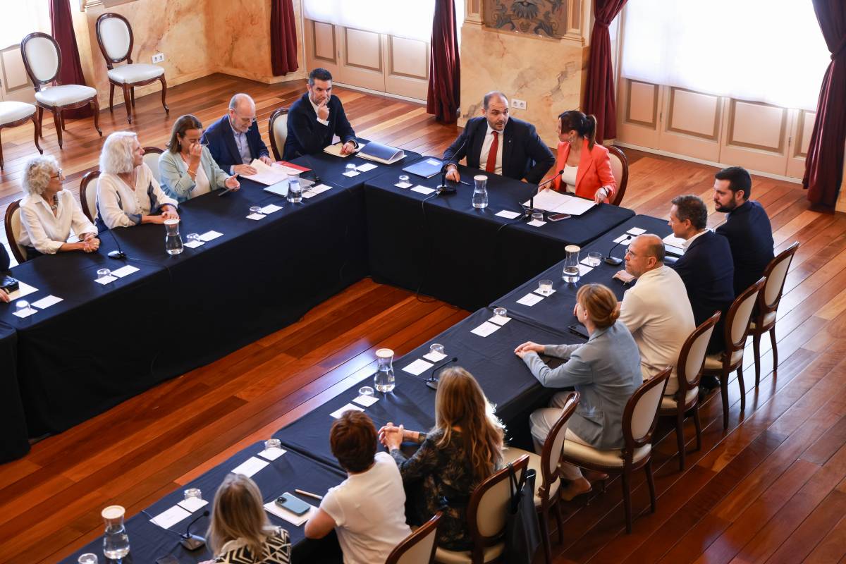 Després de la trobada a l`Ajuntament, Dalmau i Farrés s`han reunit amb els agents econòmics i socials al Principal - Víctor Castillo Després de la trobada a l`Ajuntament, Dalmau i Farrés s`han reunit amb els agents econòmics i socials al Principal