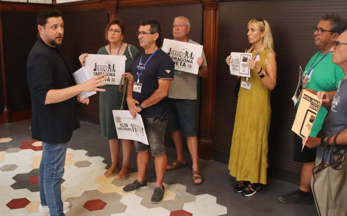 Representants veïnals de Tarragona han reclamat més neteja a la ciutat en començar el ple. - Eloi Tost/ACN