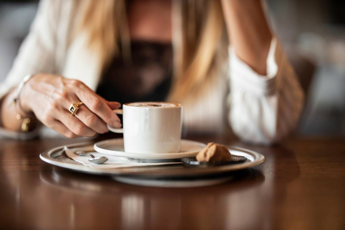 Una persona beu cafè assegut en un bar - Pixabay