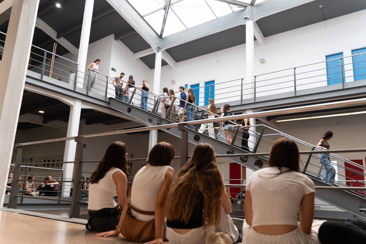 El vestíbul principal de l’Escola Superior de Disseny de Sabadell ple d’estudiants