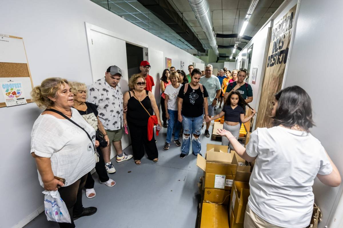 Els usuaris mostren les instal·lacions al públic - JUANMA PELÁEZ Els usuaris mostren les instal·lacions al públic
