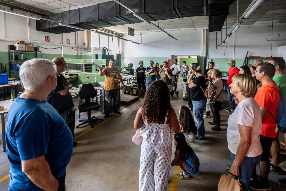 Els usuaris mostren les instal·lacions al públic - JUANMA PELÁEZ