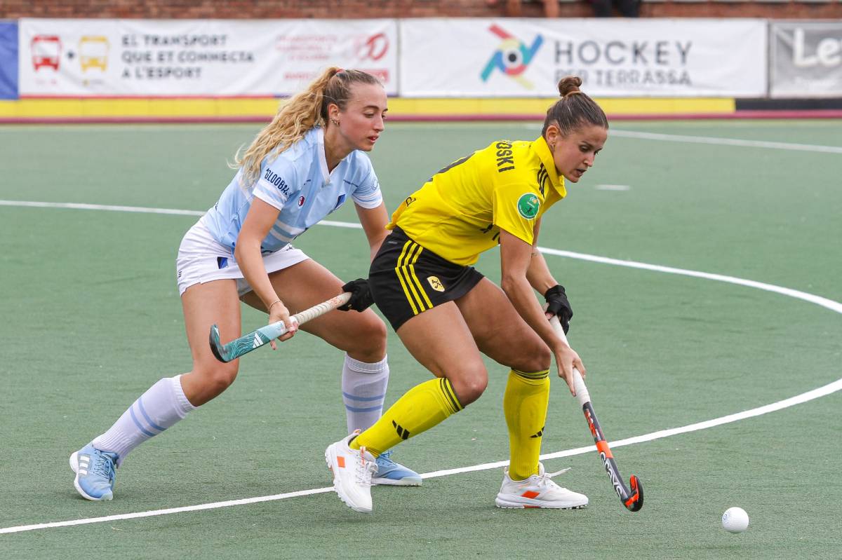 Sofía Rogoski, autora del darrer gol quan faltaven 19 segons, pressionada per una rival - Lluís Clotet