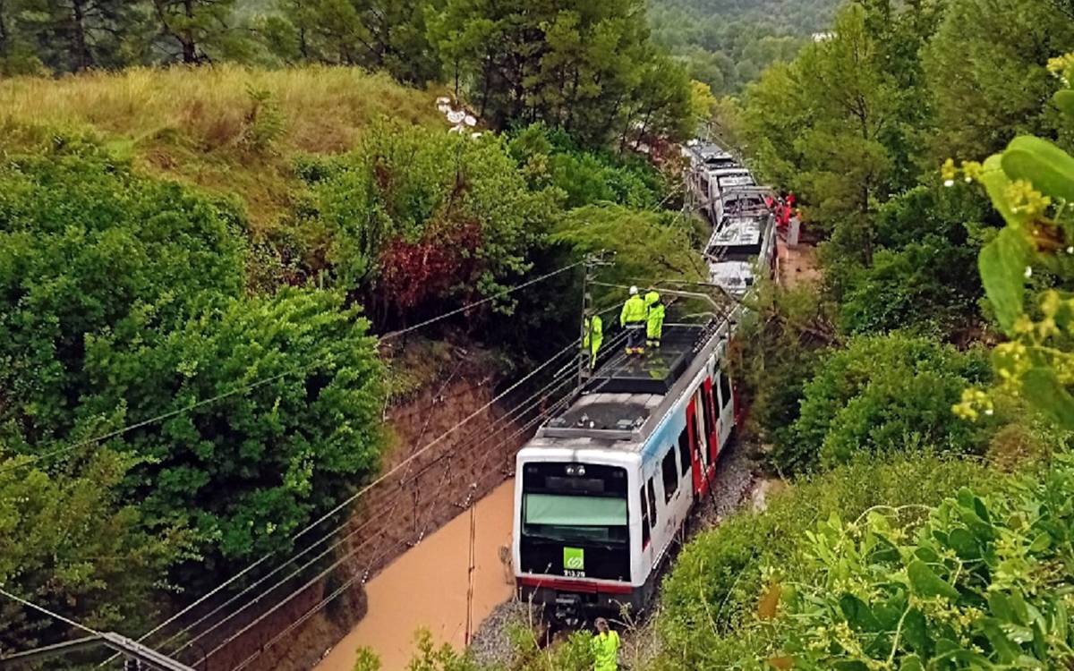 Els Bombers treballen per retirar arbres caiguts que han interromput la R5 a Castellbell