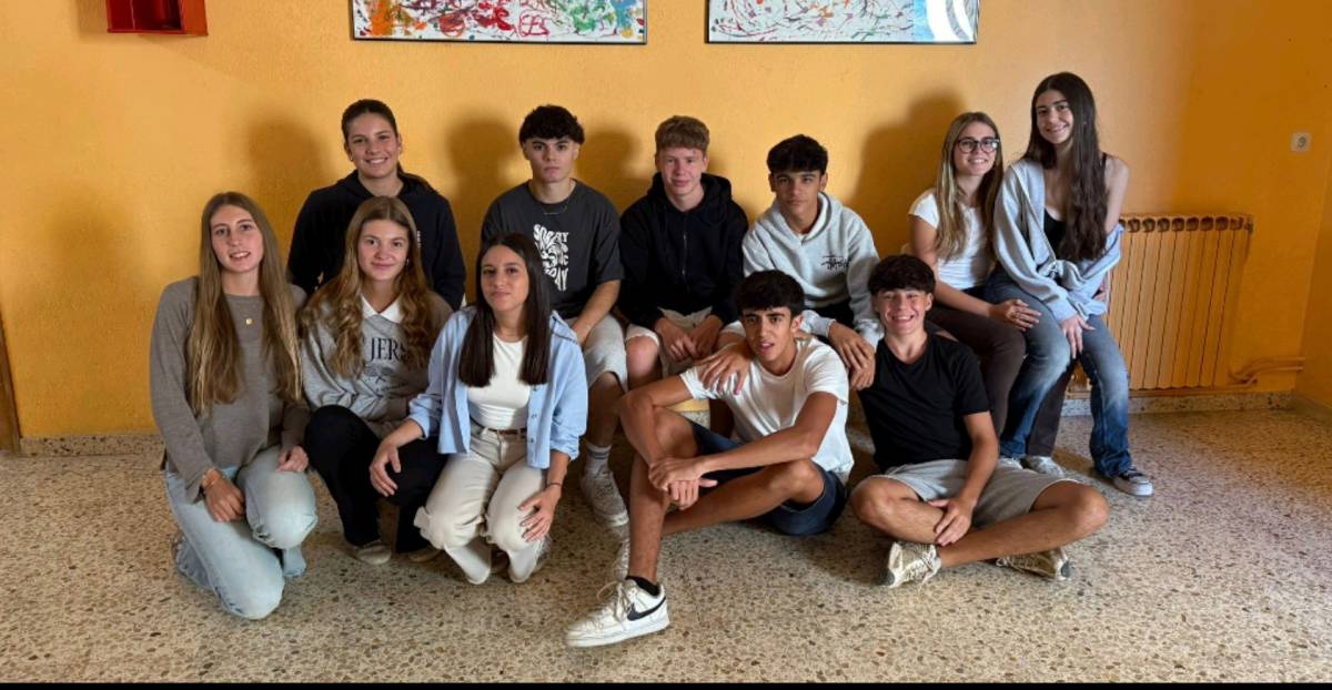 Els alumnes de 1r de batxillerat de l'assignatura Problemàtiques Socials de l’Escola Arrels - 