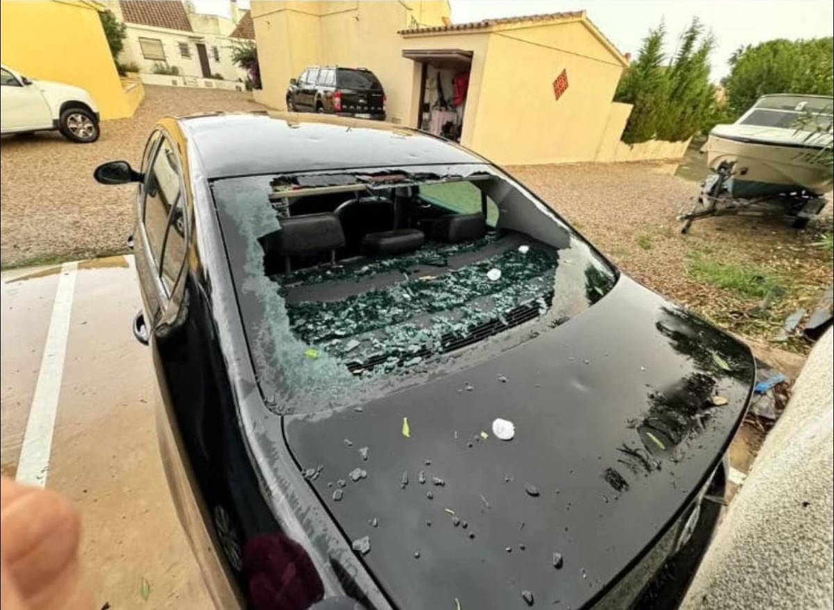 A la urbanització de Riumar, una calamarsada amb pedres de la mida d’una pilota de golf va causar greus danys a vehicles - Cedida