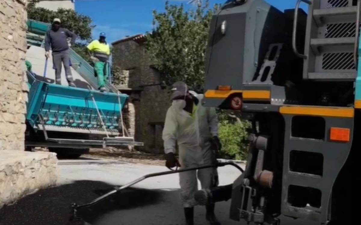 Es renova el paviment del carrer Salvador Nogués de Rojals