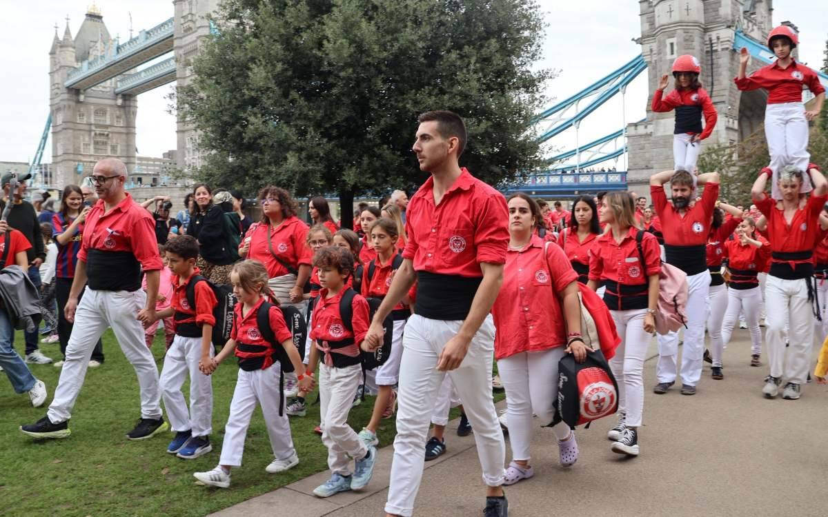 La Colla Joves Xiquets de Valls comparteix plaça a Londres amb els Castellers of London i els Mannekes de Brussel·les