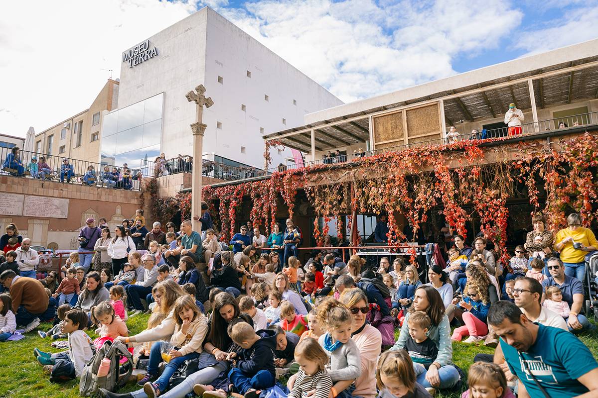 Famílies en un dels espectacles del FES 2024 - Cedida Famílies en un dels espectacles del FES 2024