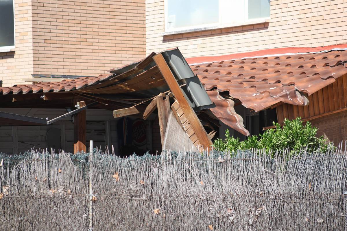 Un llamp destrossa la façana d`un edifici a Castellar - Victor Castillo Un llamp destrossa la façana d`un edifici a Castellar