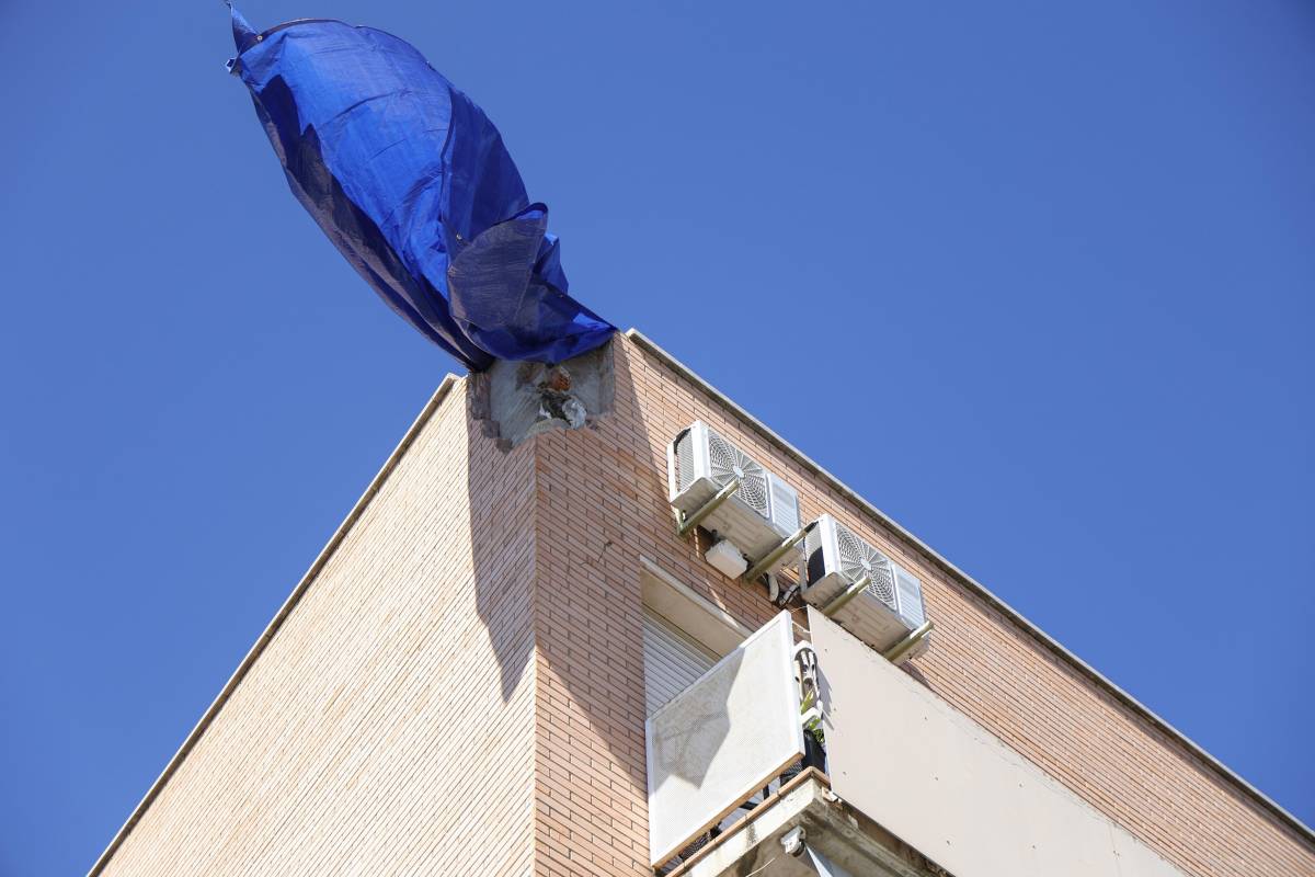 Un llamp destrossa la façana d`un edifici a Castellar - Victor Castillo Un llamp destrossa la façana d`un edifici a Castellar