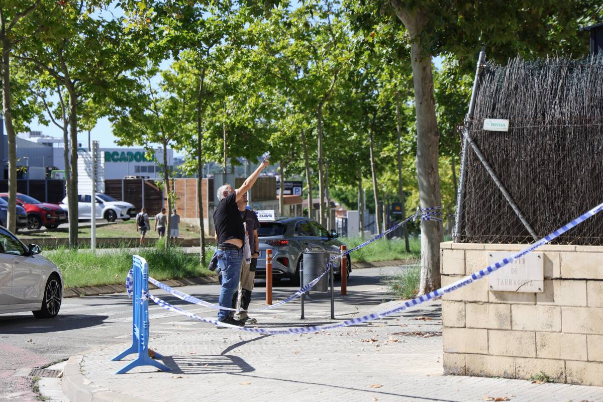 Un llamp destrossa la façana d`un edifici a Castellar - Victor Castillo Un llamp destrossa la façana d`un edifici a Castellar