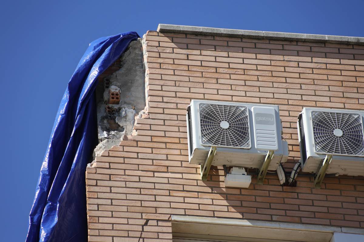 Un llamp destrossa la façana d`un edifici a Castellar - Victor Castillo Un llamp destrossa la façana d`un edifici a Castellar