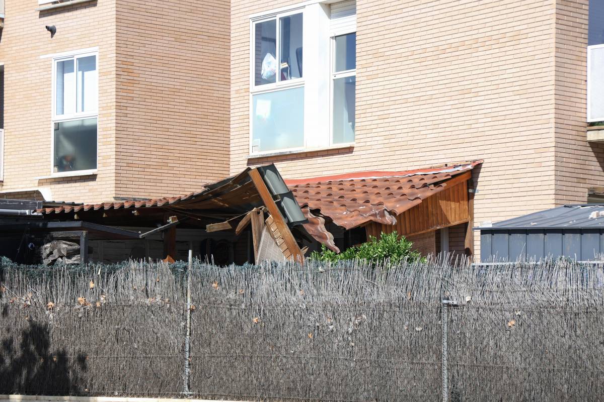 Un llamp destrossa la façana d`un edifici a Castellar - Victor Castillo Un llamp destrossa la façana d`un edifici a Castellar