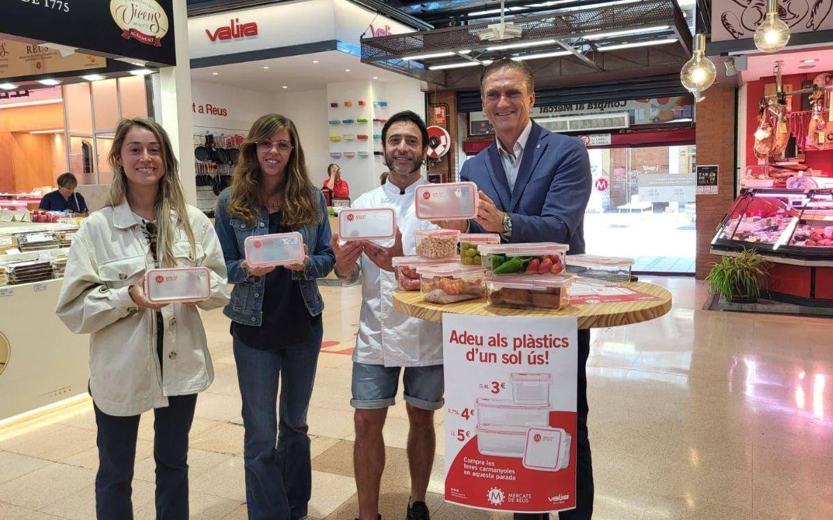 Els Mercats de Reus estrenen carmanyoles reutilitzables de Valira per fomentar un consum més sostenible