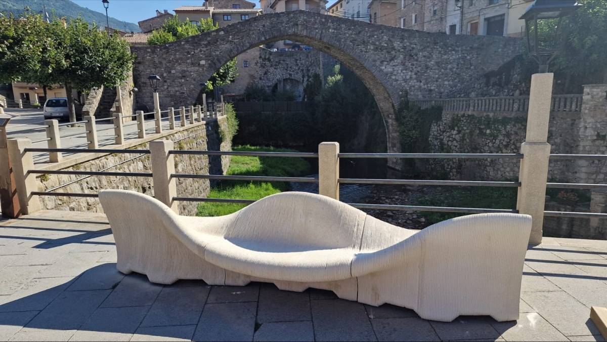 El banc ja llueix a la plaça de l'Ajuntament, davant del Pont Vell - Ajuntament de la Pobla de Lillet