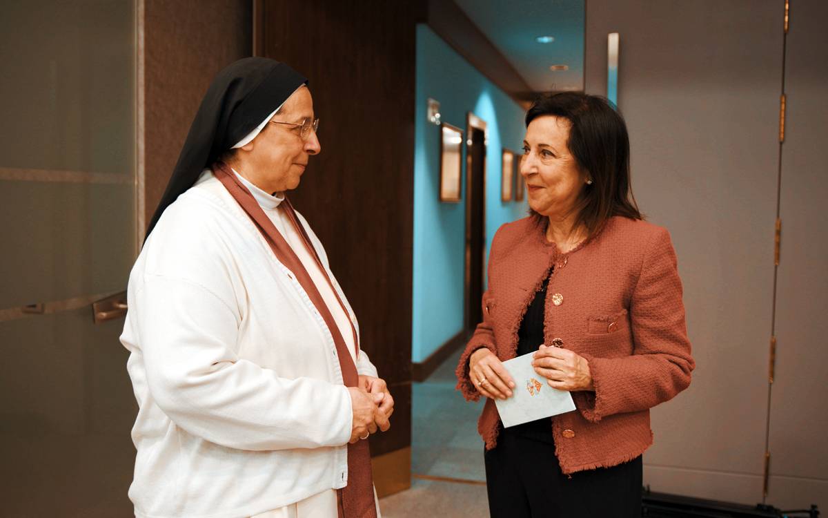 Sor Lucía Caram amb la ministra de Defensa Margarita Robles - Movistar Plus+