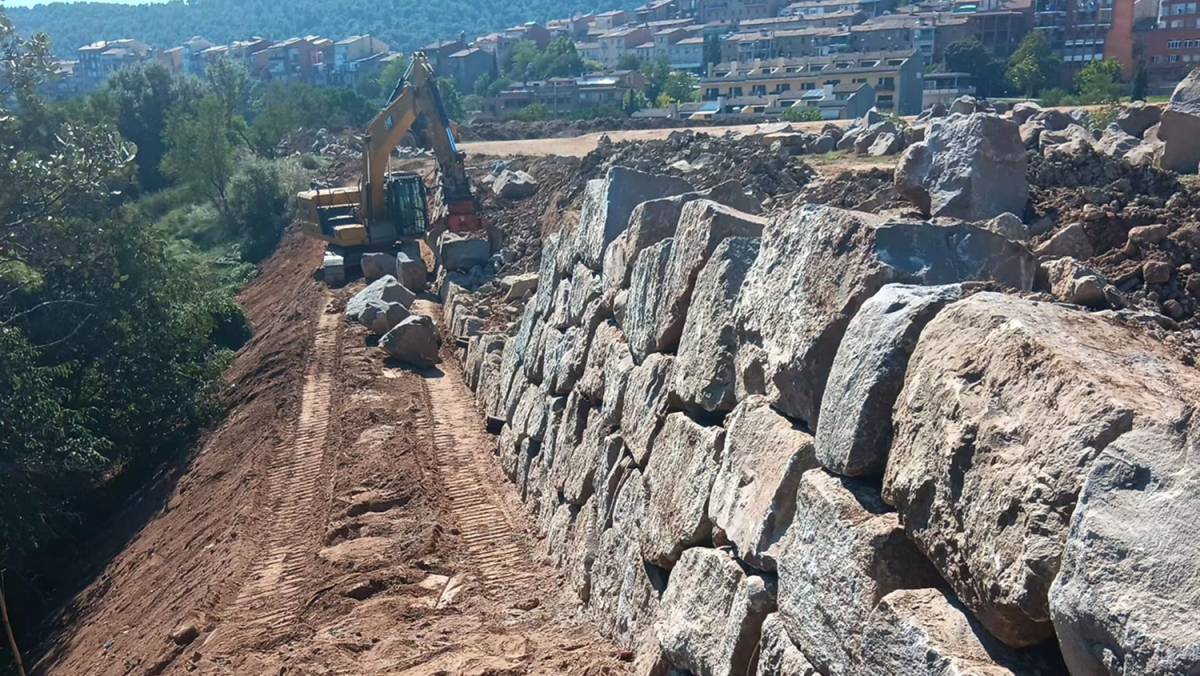 En un dels límits del terreny s'hi ha situat una escullera de pedra - Ajuntament de Puig-reig