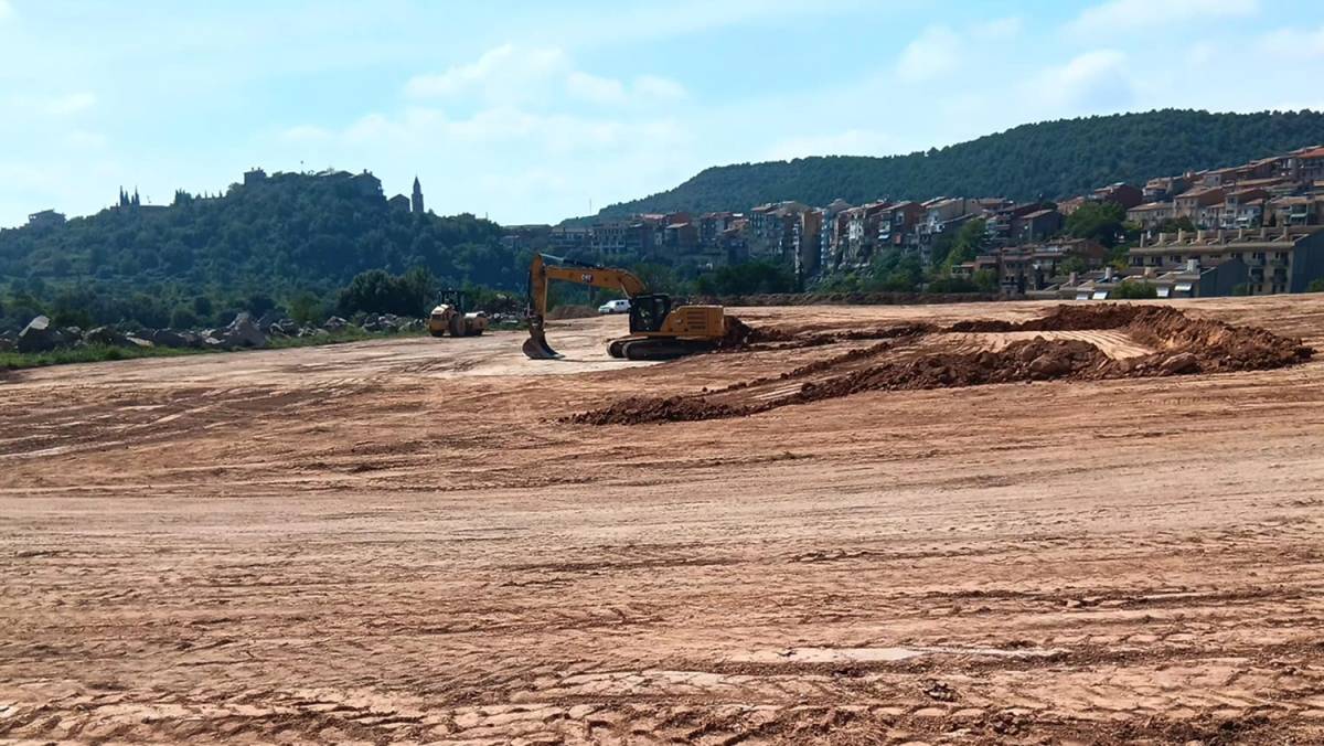 Els primers passos de les obres consisteixen en el moviment i anivellament de terres
