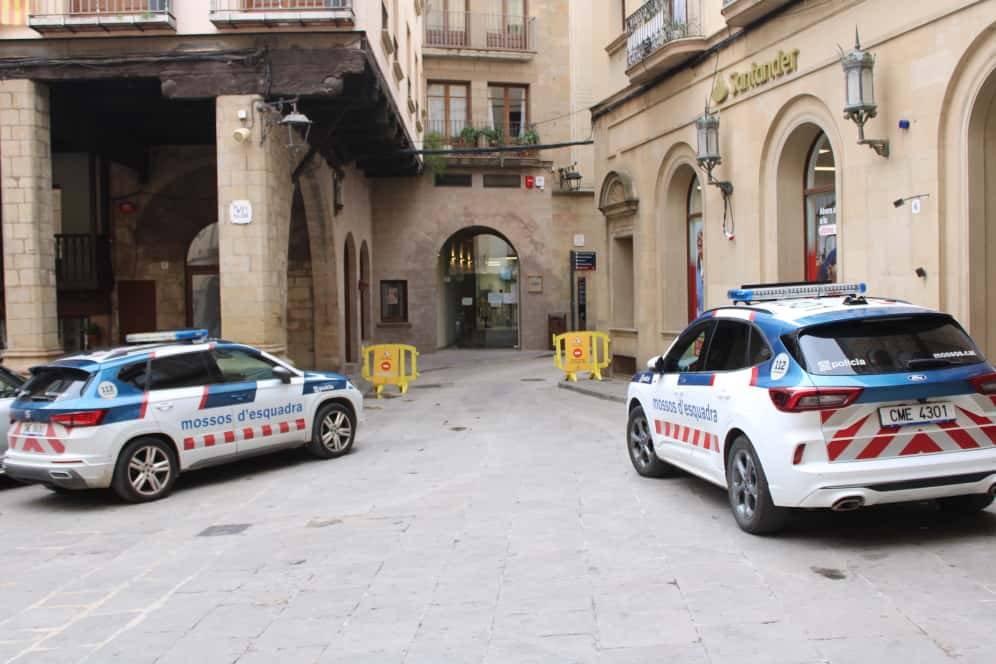 Vehicles policials aparcats davant el jutjat de Solsona  - Ramon Estany 