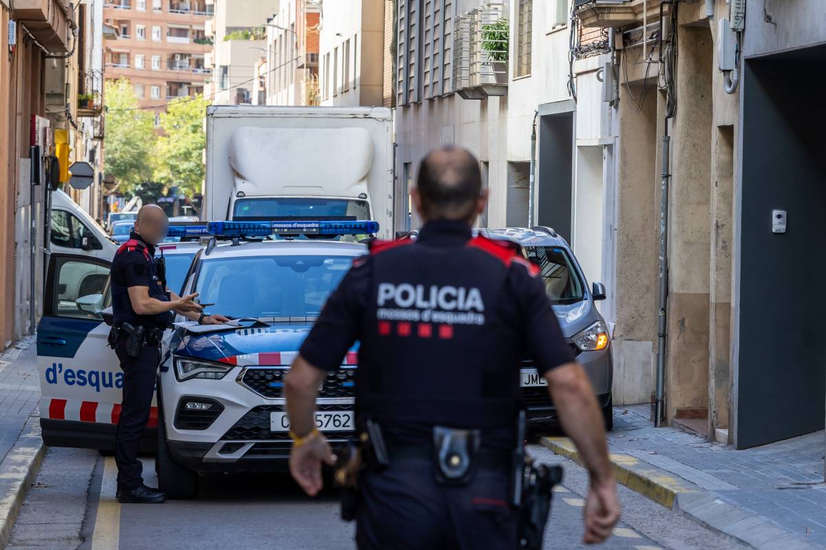 Escorcolls en una casa per tràfic de drogues a Sabadell - Juanma Peláez Escorcolls en una casa per tràfic de drogues a Sabadell