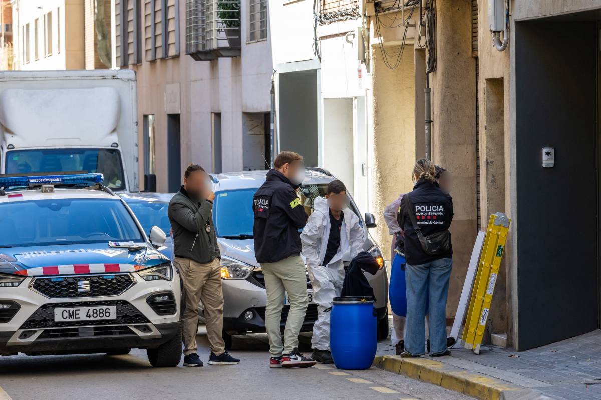 Escorcolls en una casa per tràfic de drogues a Sabadell - Juanma Peláez Escorcolls en una casa per tràfic de drogues a Sabadell