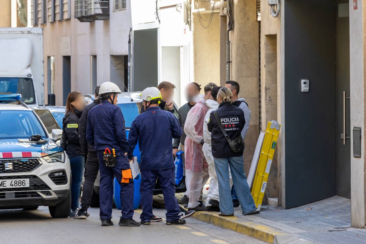 Escorcolls en una casa per tràfic de drogues a Sabadell - Juanma Peláez Escorcolls en una casa per tràfic de drogues a Sabadell