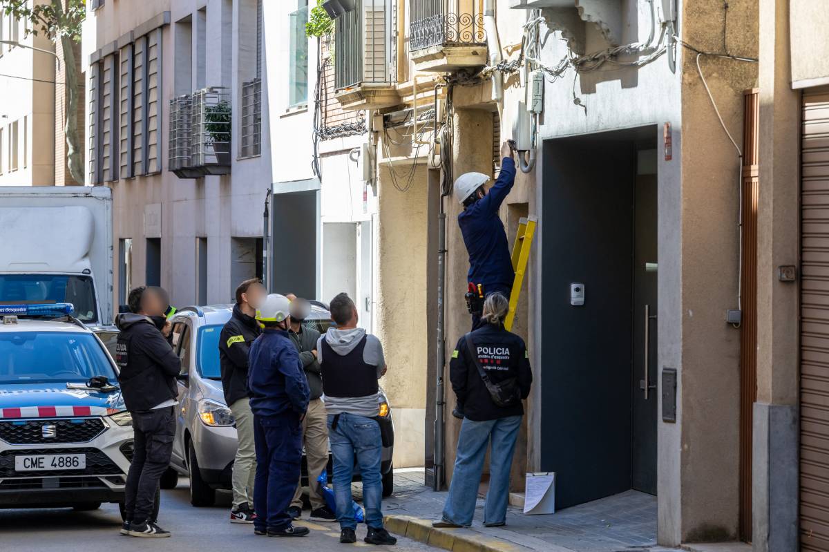 Escorcolls en una casa per tràfic de drogues a Sabadell - Juanma Peláez Escorcolls en una casa per tràfic de drogues a Sabadell